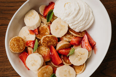 Мини-оладьи с клубникой и муссом из сметаны