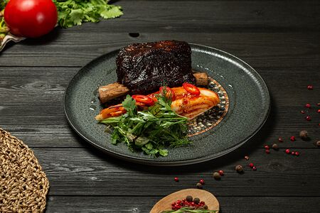 Говяжье ребро в соусе черный перец с острой капустой