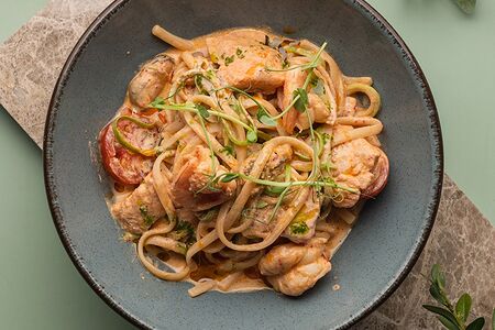 Паста с красной рыбой, тигровыми креветками и мидиями в соусе биск