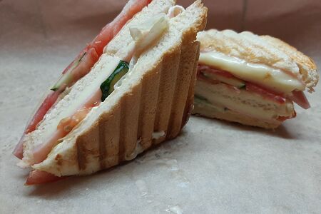 Сэндвичи с форелью и творожным сыром на тостовом хлебе