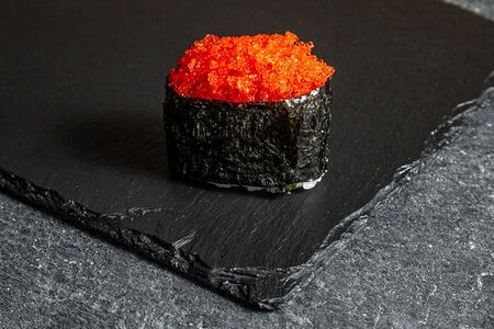 Гункан с икрой Тобико