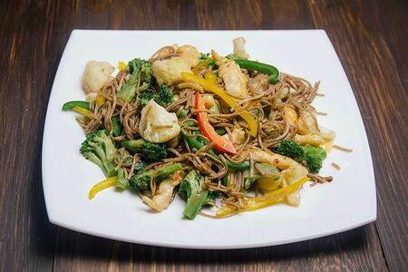 Лапша гречневая с курицей в соевом соусе