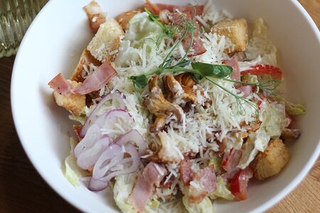 Теплый салат с лисичками и беконом