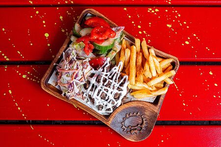 Шаверма с говядиной на тарелке