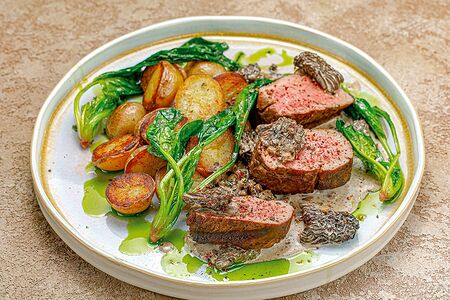 Медальоны из говядины с беби-картофелем в трюфельном креме со сморчками