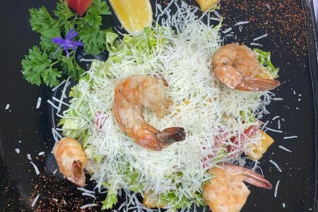 Цезарь с тигровой креветкой