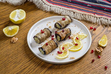 Рулеты из баклажанов с грецкими орехами