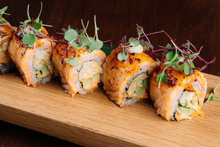 Ролл с опаленным лососем и авокадо