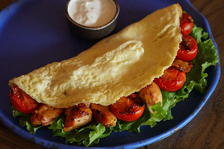 Омлет с курицей на гриле