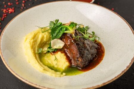 Говяжьи щеки с картофельным пюре и кетчупом из винoграда
