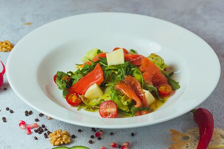 Салат с лососем холодного копчения