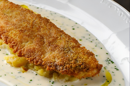 Сибас с печеным картофелем и соусом берблан