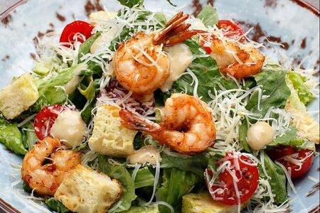 Салат Цезарь с креветками