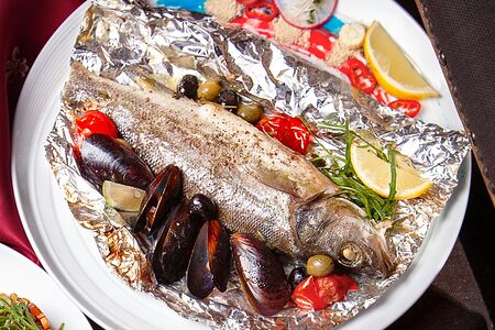 Морской волк Сибас с печеными мидиями, томатами, оливками, каперсами в белом вине