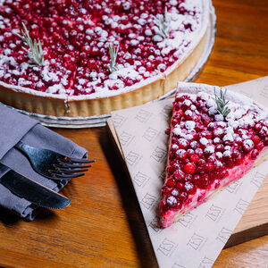 Тарт с брусникой и розмарином