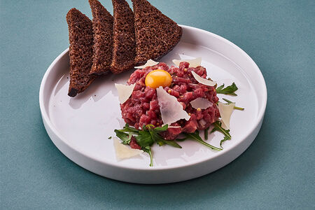 Тартар из говядины с рукколой и пармезаном