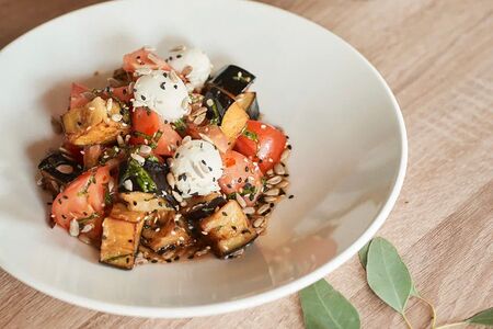 Салат с печеными баклажанами