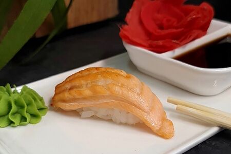 Суши с опаленным лососем