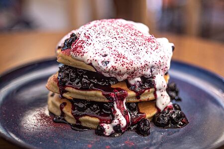 Панкейки с чёрной смородиной