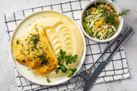 Кета под моцареллой с пюре и салат легкий