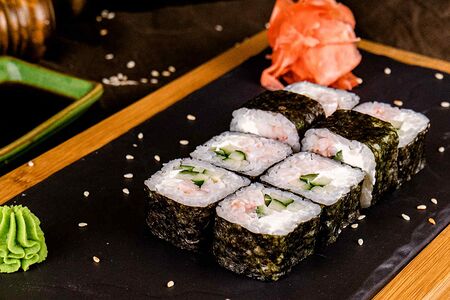 Ролл с коктейльной креветкой