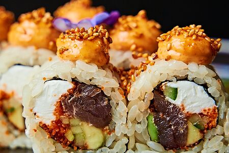 Калифорния наоборот с тунцом и икрой внутри