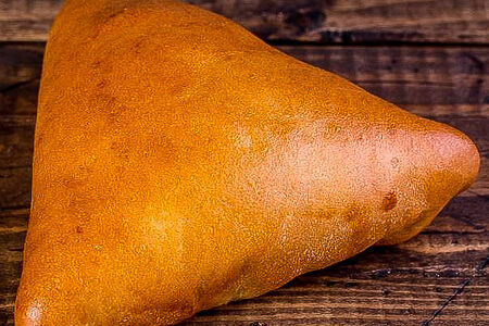 Пирожок с олениной и брусникой