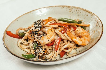 Удон с морепродуктами в японском соусе