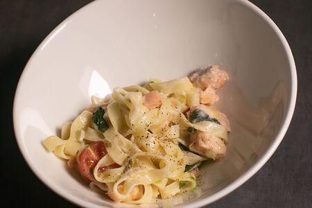 Тальятелле с лососем, каперсами и базиликом