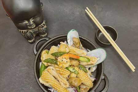 Морепродукты на чугуне