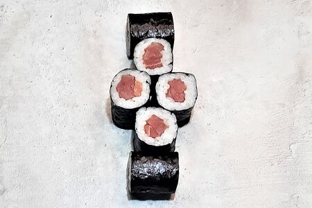 Ролл с тунцом