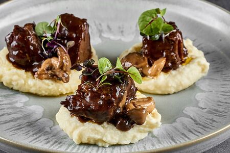 Томленая говяжья грудинка в соусе демиглас