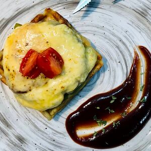 Картофельная вафля с сочным бифштексом и сырной шапкой