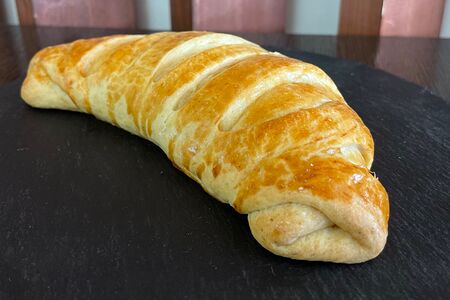 Булочка с вареной сгущенкой