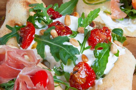 Брускетта со страчателлой, томатами и песто