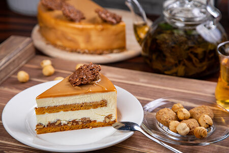 Морковный с сырным мусом и карамелью