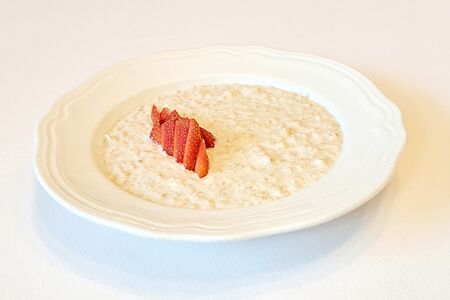 Каша овсяная со свежей клубникой