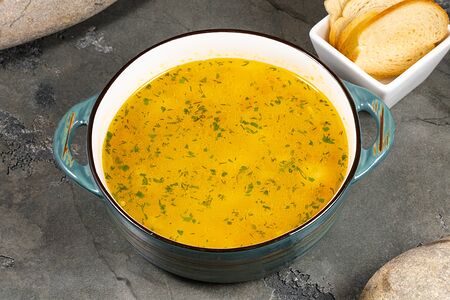 Куриный бульон с домашней лапшой и перепелиным яйцом