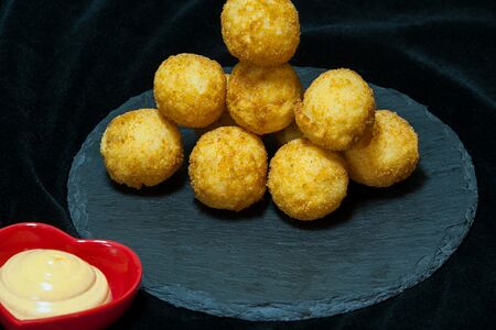 Рисовые шарики с сыром и соус