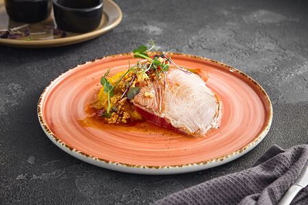 Филе опаленного тунца с пюре из сулугуни