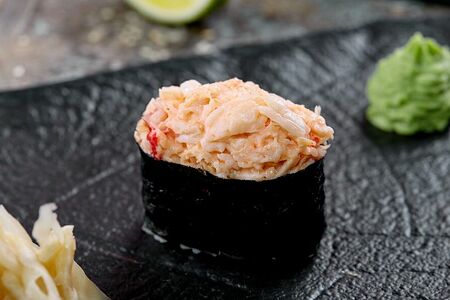Острые суши с крабом