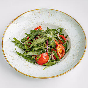 Салат из помидоров с красным луком и тархуном