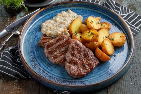 Медальоны из телятины с картошкой