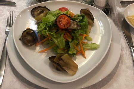 Теплый салат с хрустящими баклажанами