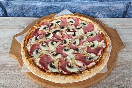 Пицца с ветчиной и грибами