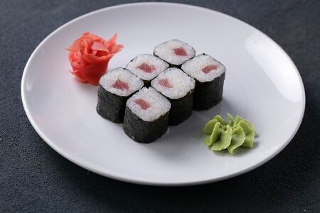 Ролл с тунцом