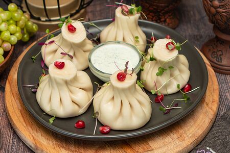 Хинкали с креветками и сыром сулугуни