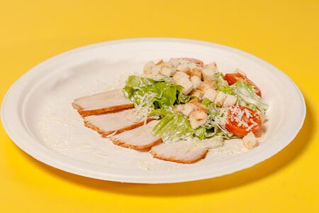 Салат Цезарь с индейкой