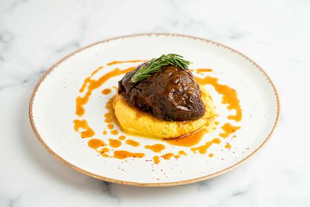 Телячьи щечки с пюре