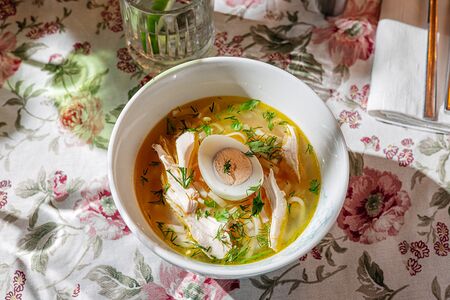 Куриный суп с домашней лапшой, яйцом и зеленью
